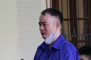 Cựu trung úy công an bật khóc khi nghe tòa tuyên án