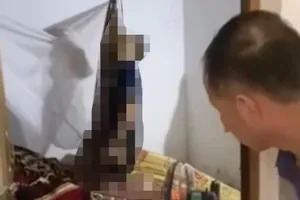 Phát hiện người đàn ông tử vong trong tư thế treo cổ, hai chân quỳ trên giường