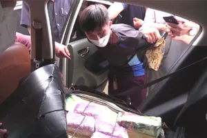  Hà Tĩnh: Phát hiện 7.500 viên thuốc lắc và 1kg ma túy trong ghế ô tô