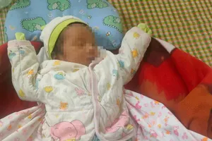 Bé trai sơ sinh bị bỏ rơi trước cổng trạm y tế 