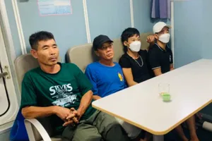 Cứu 5 ngư dân Nghệ An gặp nạn trên biển 