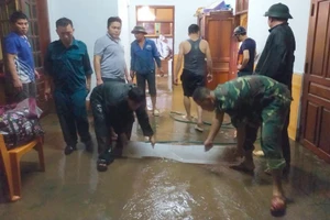 Lũ quét bất ngờ đổ xuống 1 thị trấn ở Nghệ An 