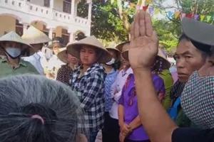 Phản đối sáp nhập trường, ngăn cản hơn 120 học sinh đến lớp 