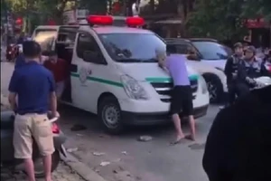 Tạm giữ kẻ 'giả chết' rồi tấn công 2 người, chặn xe cứu thương 