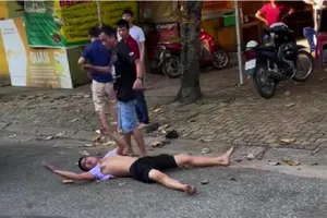 Nằm ‘giả chết’ trên đường khi bị đánh rồi vùng dậy tấn công 2 người trọng thương 