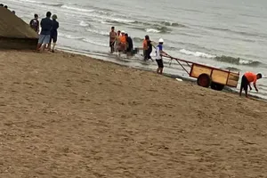 1 thanh niên rời thuyền thúng bơi vào bờ bị nạn ở biển Cửa Lò