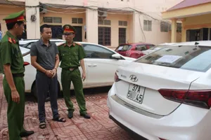 Bắt 2 người giả doanh nhân thành đạt thuê 27 xe hơi rồi chiếm đoạt 
