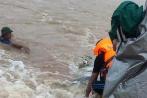 Hai vợ chồng đi khám bệnh trở về bị lũ cuốn mất tích