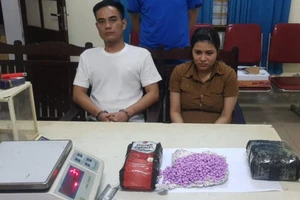 Bắt đôi nam, nữ lao ô tô vào xe cảnh sát rồi cố thủ trên xe 