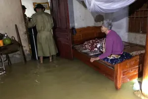 Mưa giông xối xả ở miền Trung, tường nhà đổ sập khi đang ăn cơm