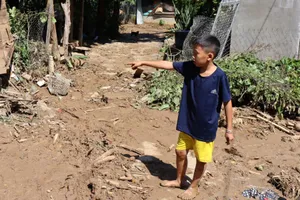 Học sinh lớp 5 bị lũ quét cuốn trôi cả 100 m kể lại giây phút sinh tử