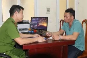 Tạm giữ hình sự lái xe 7 chỗ gây tai nạn bỏ chạy rồi cố thủ bên trong