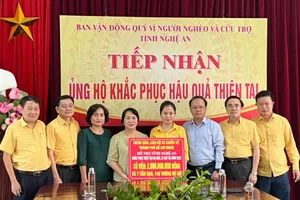 TP.HCM trao 2 tỉ đồng và 7 tấn gạo hỗ trợ nhân dân tỉnh Nghệ An