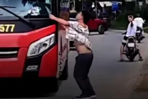 Người cầm dao ra quốc lộ ‘múa máy’ và chặn chém xe có tiền sử bệnh tâm thần 