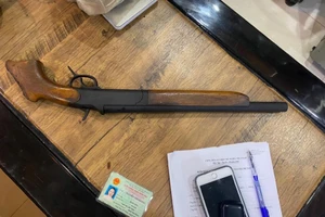 Khám xét nơi ở 1 phụ nữ, thu giữ được súng và heroin 