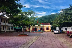 Vụ Hiệu trưởng bị bắt quỳ: Rút đơn tố cáo phụ huynh, đình chỉ vụ án