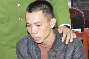 Cảnh sát mai phục cả đêm bắt thanh niên đang ôm 8 bánh heroin