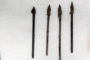 Bé trai 11 tuổi trúng 4 mũi tên sắt găm vào vùng mặt