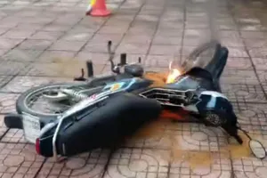 Khởi tố thanh niên đốt xe máy sau khi CSGT đo nồng độ cồn 