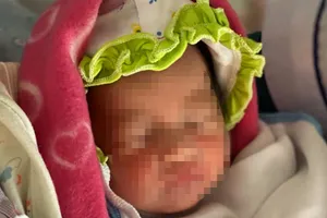 Bé gái sơ sinh bị bỏ rơi ở miệng cống thoát nước