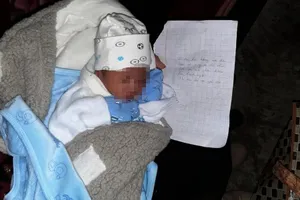 Bé trai sơ sinh bị bỏ rơi trong mưa rét kèm dòng chữ ‘mẹ yêu con...’