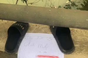 Thót tim: 3 học sinh để lại đôi dép và tờ giấy ghi ‘con xin lỗi cha mẹ’ trên cầu 