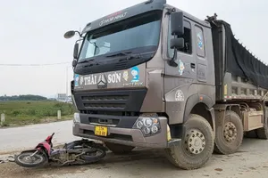 Khởi tố tài xế đang bị tước bằng vẫn lái xe gây thương vong 2 người