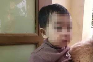 Tìm người mẹ bỏ con gái 1 tuổi trong thùng giấy