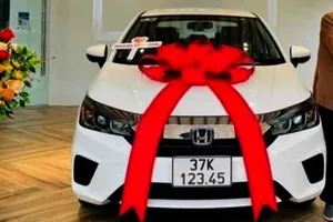 Con gái tặng bố mẹ xe hơi, bấm được biển đẹp 123.45