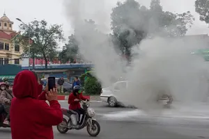 Ô tô đang chạy thì bốc cháy