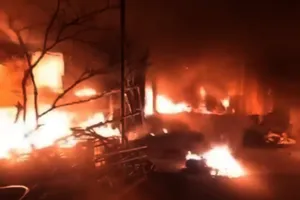 Rạp cưới và căn nhà bốc cháy dữ dội trong đêm 