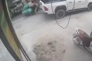Camera ghi lại lúc xe đầu kéo tông người phụ nữ tử vong
