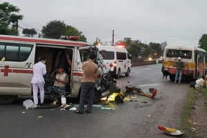 Xe chở quan tài tông xe buýt trên quốc lộ 1A 