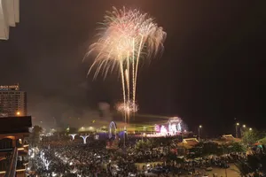 Bắn pháo hoa khai mạc Lễ Hội du lịch Cửa Lò