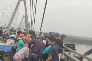 Thanh niên để lại xe trên cầu Nhật Tân, người thân ở Nghệ An ra Hà Nội tìm kiếm 