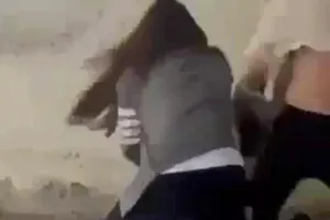 Xôn xao clip nữ sinh lớp 10 ở TP Vinh bị nhóm ‘đàn chị’ đánh hội đồng 