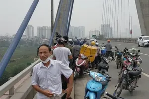  Thanh niên nhảy cầu Nhật Tân có hoàn cảnh khó khăn 