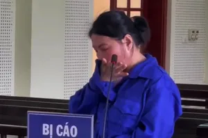 Người phụ nữ nhặt được súng mang về cất làm kỷ niệm, ra tòa khóc nức nở 