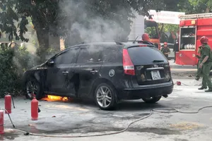 Ô tô bất ngờ bốc cháy dưới nắng nóng