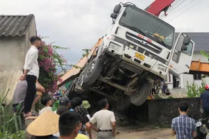 Công an vào cuộc vụ xe bơm bê tông nghiêng làm chết 1 người