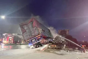 Xe đầu kéo bốc cháy dữ dội sau tiếng nổ 