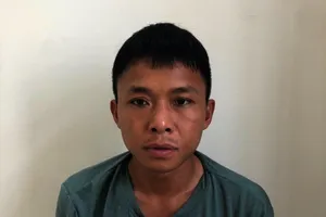 Khởi tố 2 kẻ tháo cửa nhà người dân để đòi 150 triệu đồng 