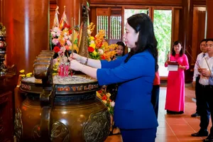 Phó Chủ tịch nước dâng hương tưởng niệm Chủ tịch Hồ Chí Minh 