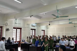 Xử vụ cô giáo Dung ở Nghệ An: 'Hỏi xoáy, đáp xoay' giữa đại diện VKS và bị cáo