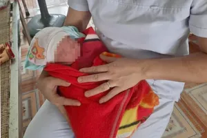 Người mẹ bỏ rơi con ở chân cầu vượt QL 1A đã đến nhận con 