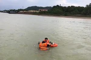 Người phụ nữ trôi trên sông Lam nói 'để chị chết' khi cảnh sát tiếp cận 