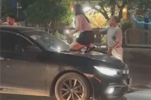 Xôn xao clip con dâu, bố chồng chặn xe 'đánh ghen' bị đẩy lên nắp capo
