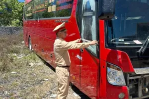 Người đi xe Fotuner ném vỡ kính xe khách trên quốc lộ 1A