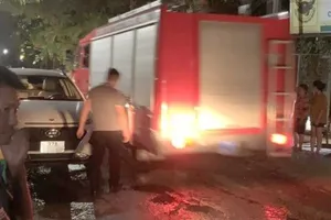 Người dân đập cửa cứu kịp 1 người trong đám cháy 