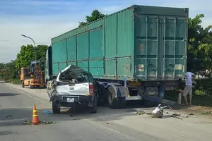 Ô tô bán tải tông xe container đang đậu, 6 người thương vong 